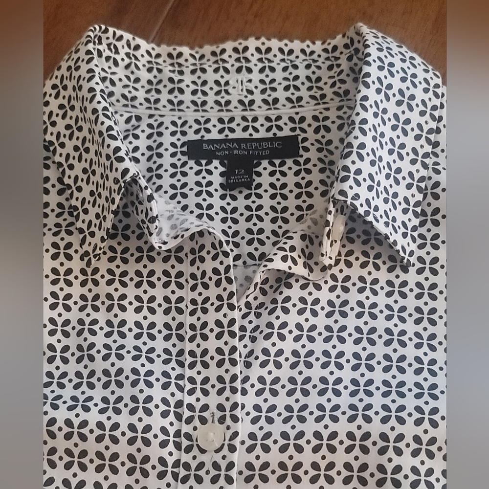 Banana Republic Women's Non-Iron Fitted Shirt Size 12 Black and White